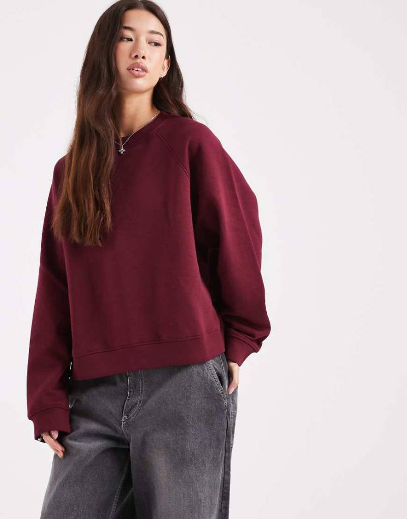 ASOS DESIGN - Oversize-Sweatshirt in Burgunderrot mit Raglan-Detail und weicher Innenseite von ASOS DESIGN