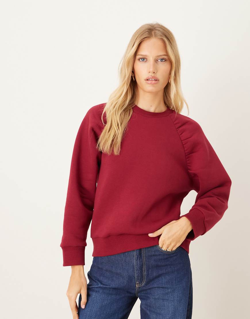 ASOS DESIGN - Oversize-Sweatshirt in Burgunderrot mit Raglanärmeln und gerafftem Detail von ASOS DESIGN