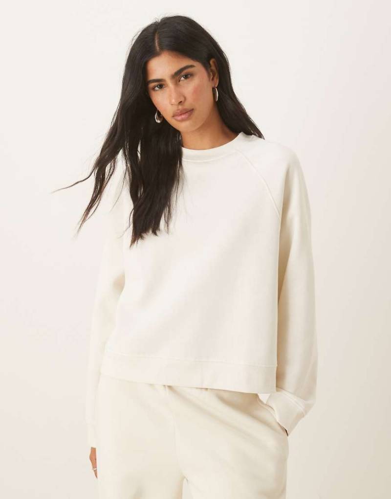 ASOS DESIGN - Oversize-Sweatshirt in Creme mit Raglan-Detail und weicher Innenseite-Weiß von ASOS DESIGN