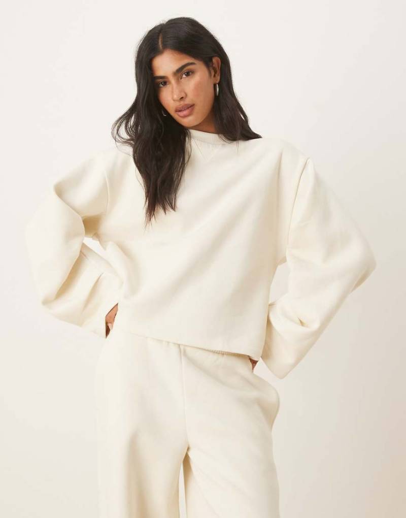 ASOS DESIGN - Oversize-Sweatshirt in Creme mit angerauter Innenseite und gerafften Ärmeln-Weiß von ASOS DESIGN