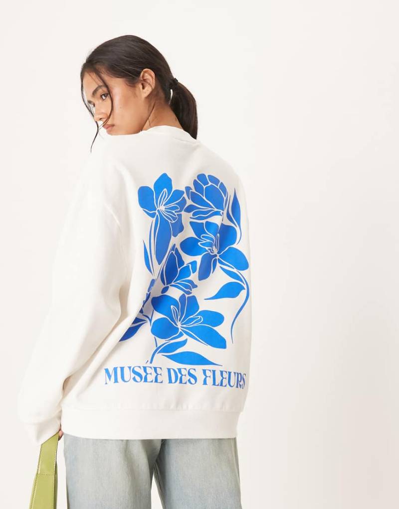 ASOS DESIGN - Oversize-Sweatshirt in Cremeweiß mit floralem Grafikprint von ASOS DESIGN