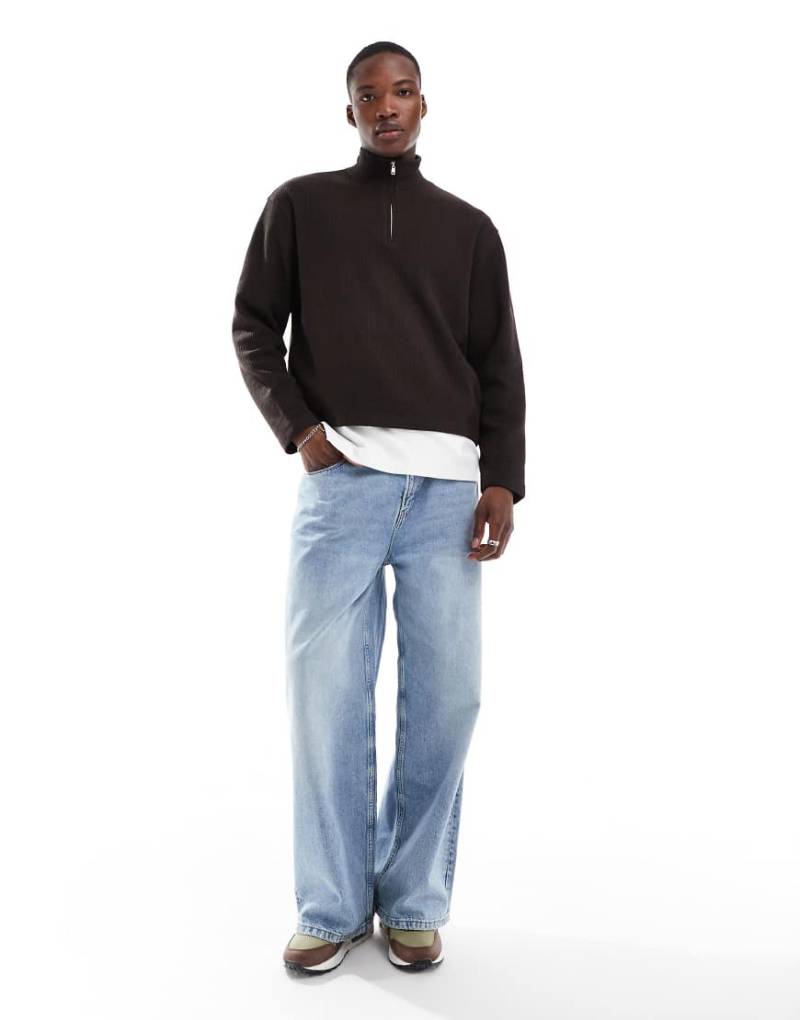 ASOS DESIGN - Oversize-Sweatshirt in Dunkelbraun mit Waffelstruktur und kurzem Reißverschluss von ASOS DESIGN