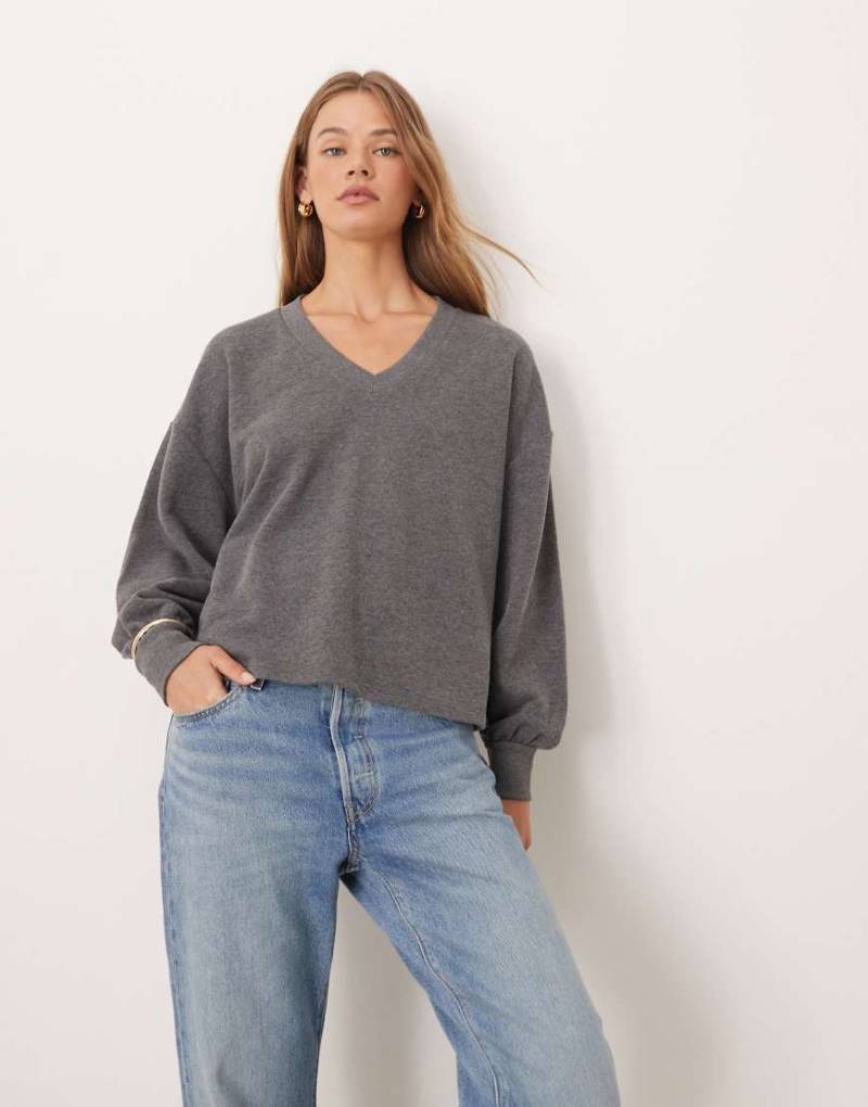 ASOS DESIGN - Oversize-Sweatshirt in Dunkelgrau mit V-Ausschnitt und Kokon-Ärmeln von ASOS DESIGN