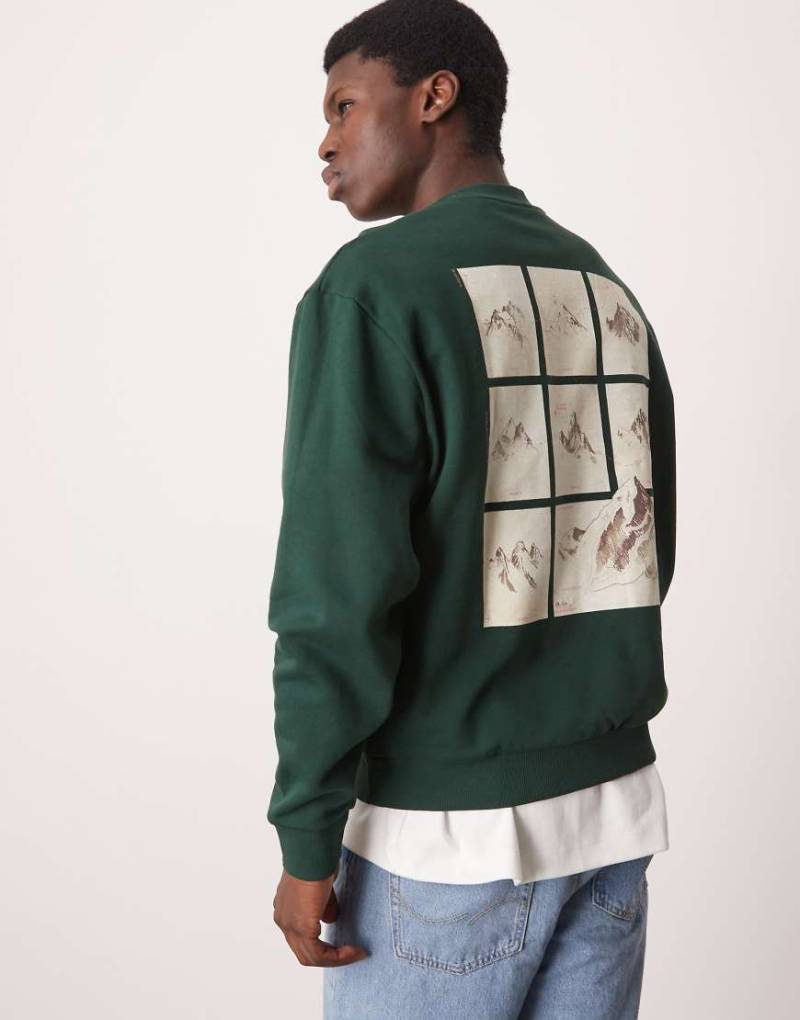 ASOS DESIGN - Sweatshirt in Dunkelgrün mit Brust-Print und Berglandschaft-Rückenprint von ASOS DESIGN