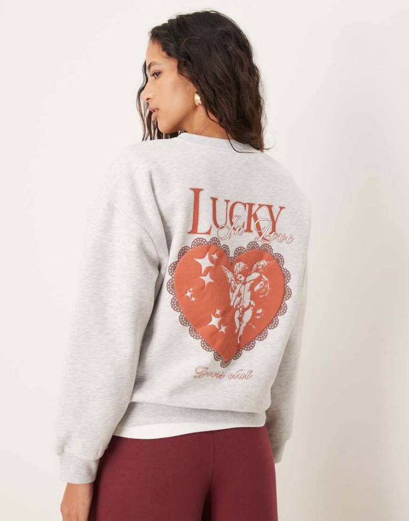 ASOS DESIGN - Oversize-Sweatshirt in Grau meliert mit „Lucky in Love"-Engelchengrafik von ASOS DESIGN