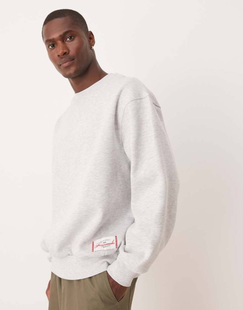ASOS DESIGN - Oversize-Sweatshirt in Grau meliert mit Label-Weiß von ASOS DESIGN