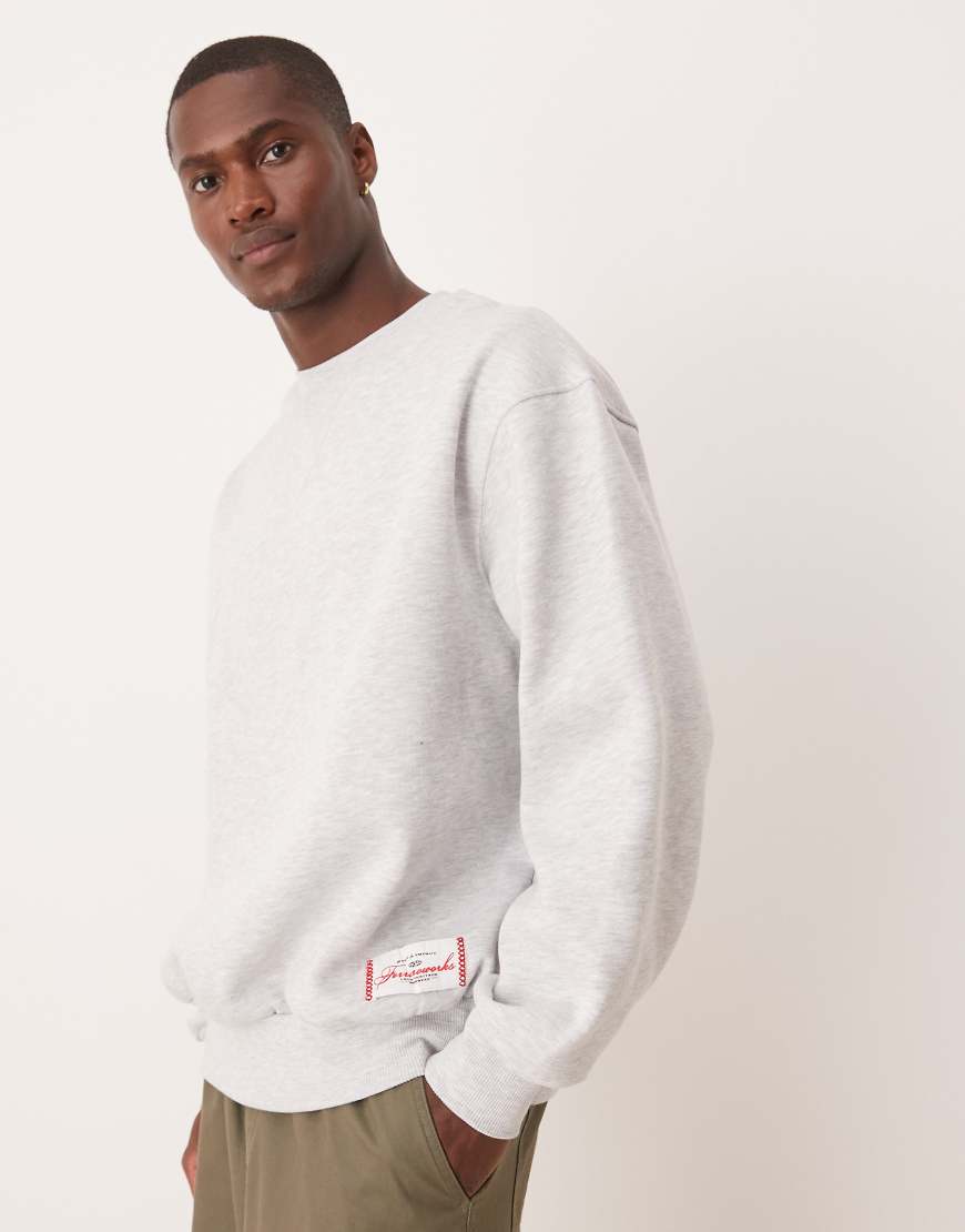 ASOS DESIGN - Oversize-Sweatshirt in Grau meliert mit Label-Weiß ASOS DESIGN - Oversize-Sweatshirt in Grau meliert mit Label-Weiß von ASOS DESIGN