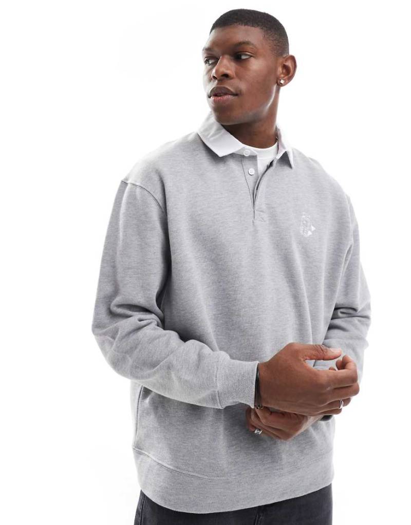ASOS DESIGN - Oversize-Sweatshirt in Grau meliert mit Polokragen und Print auf der Brust in kontrastierendem Weiß von ASOS DESIGN