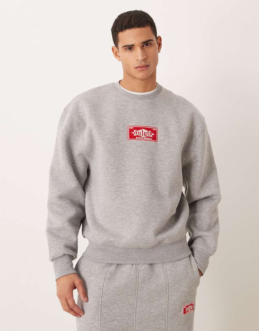 ASOS DESIGN - Oversize-Sweatshirt in Grau meliert mit Stickerei auf der Brust, Kombiteil von ASOS DESIGN