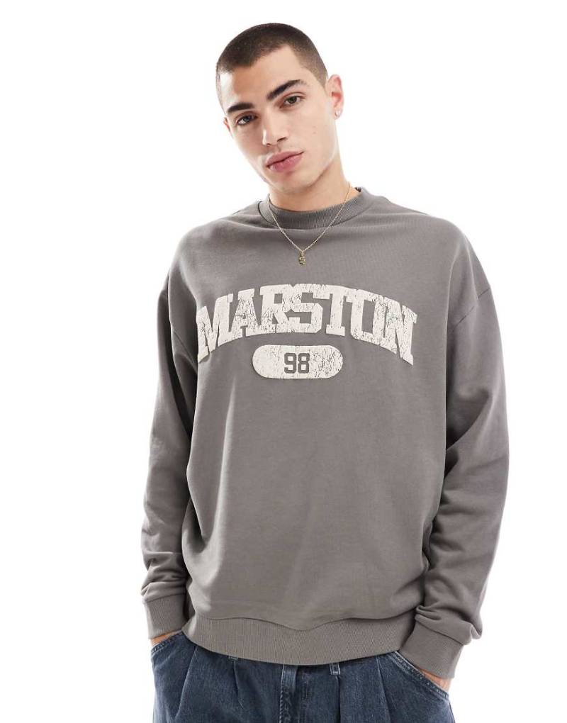 ASOS DESIGN - Oversize-Sweatshirt in Grau mit College-Print von ASOS DESIGN