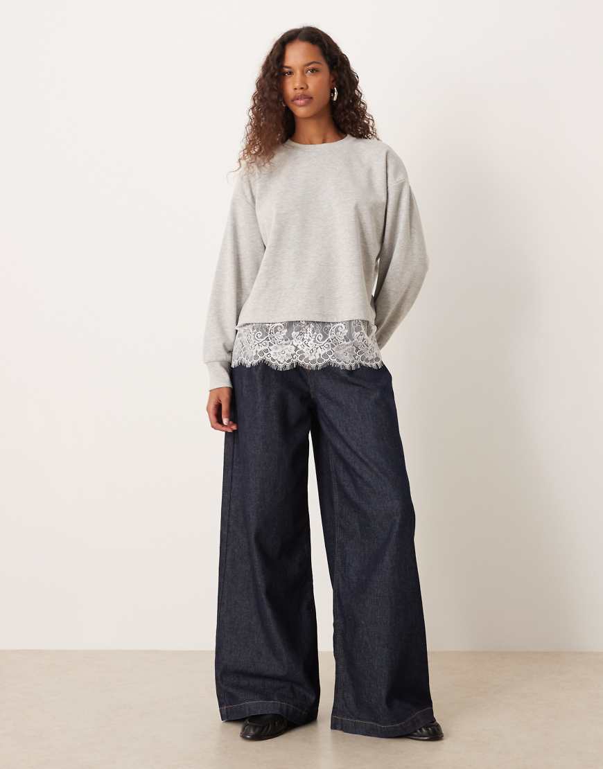 ASOS DESIGN - Oversize-Sweatshirt in Grau mit Spitzenunterlage am Saum von ASOS DESIGN