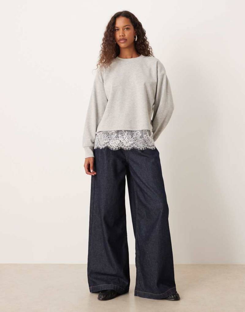 ASOS DESIGN - Oversize-Sweatshirt in Grau mit Spitzenunterlage am Saum von ASOS DESIGN