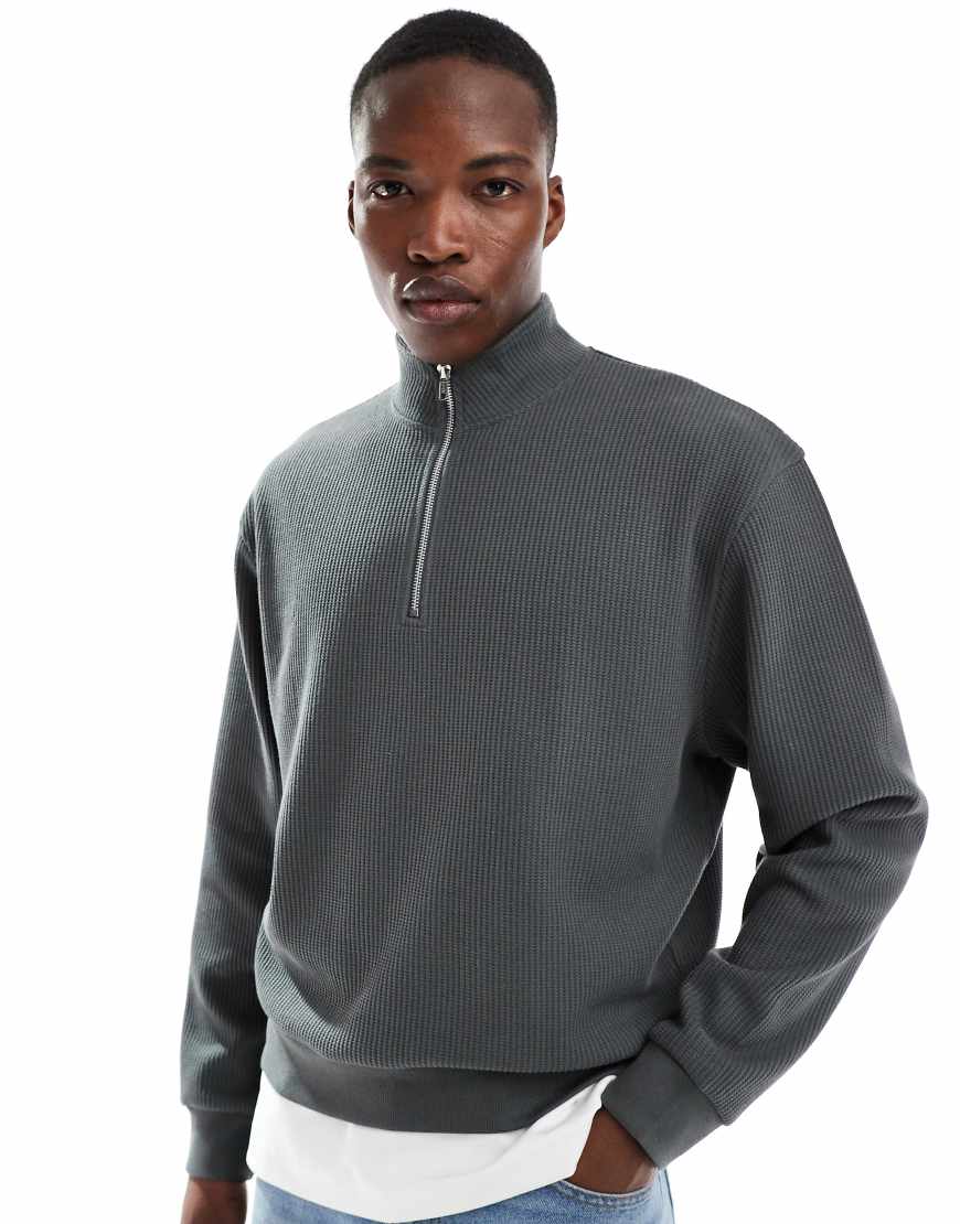ASOS DESIGN - Oversize-Sweatshirt in Grau mit Waffelstruktur, kurzem Reißverschluss und Trichterkragen ASOS DESIGN - Oversize-Sweatshirt in Grau mit Waffelstruktur, kurzem Reißverschluss und Trichterkragen von ASOS DESIGN