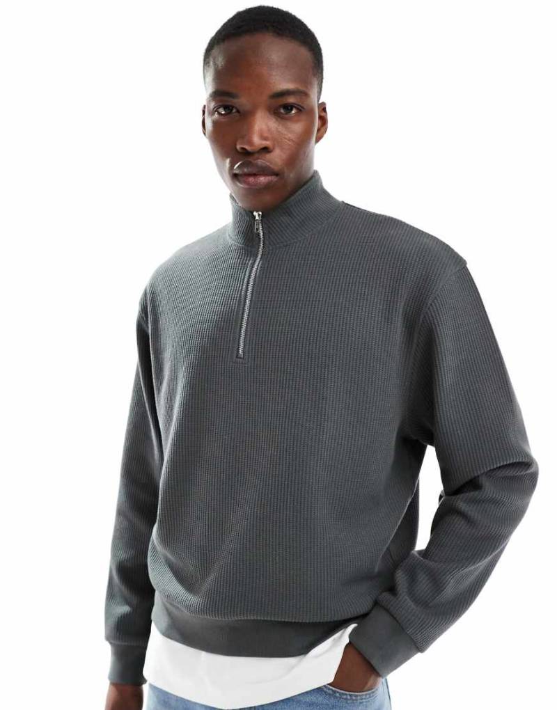 ASOS DESIGN - Oversize-Sweatshirt in Grau mit Waffelstruktur, kurzem Reißverschluss und Trichterkragen von ASOS DESIGN