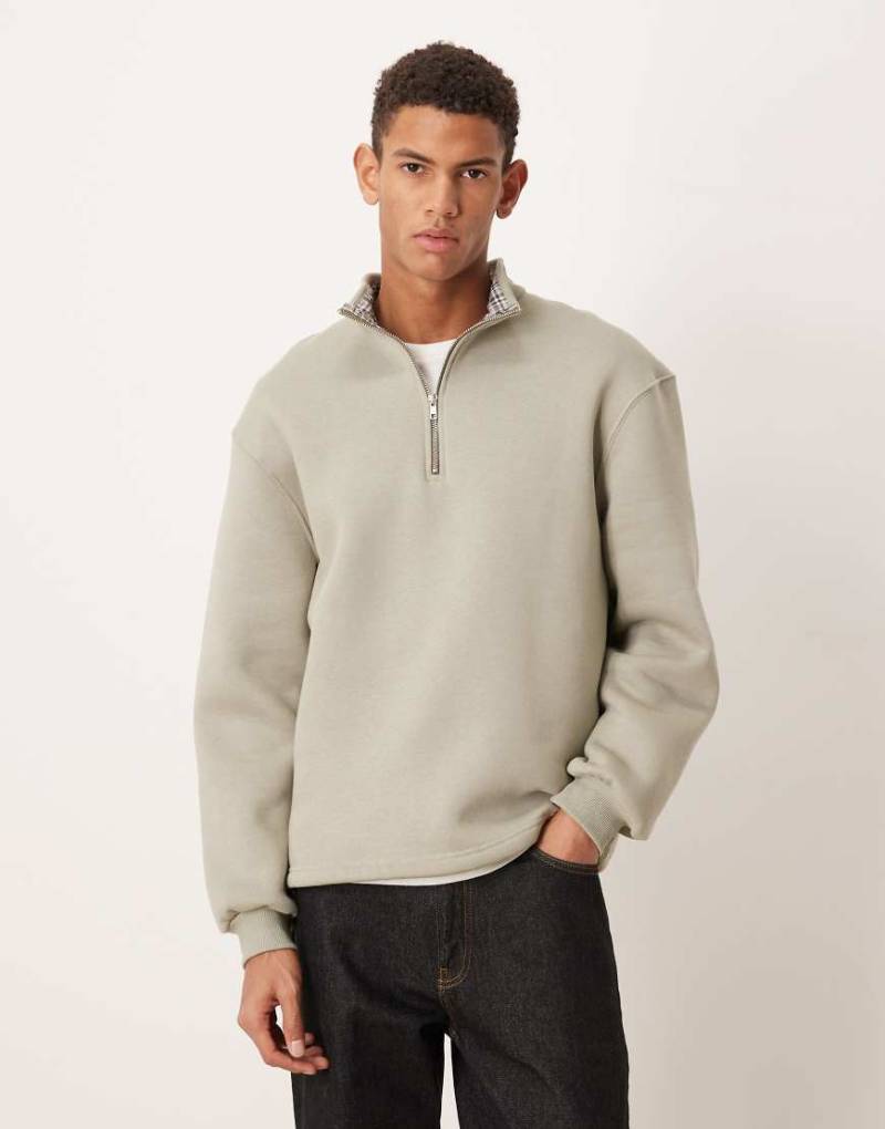 ASOS DESIGN - Oversize-Sweatshirt in Khaki mit Karomuster innen und kurzem Reißverschluss-Grün ASOS DESIGN - Oversize-Sweatshirt in Khaki mit Karomuster innen und kurzem Reißverschluss-Grün von ASOS DESIGN