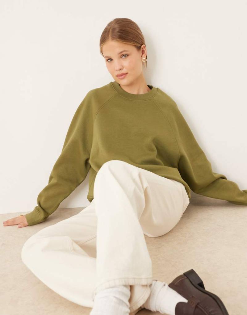 ASOS DESIGN - Oversize-Sweatshirt in Khaki mit Raglan-Detail und weicher Innenseite-Grün von ASOS DESIGN