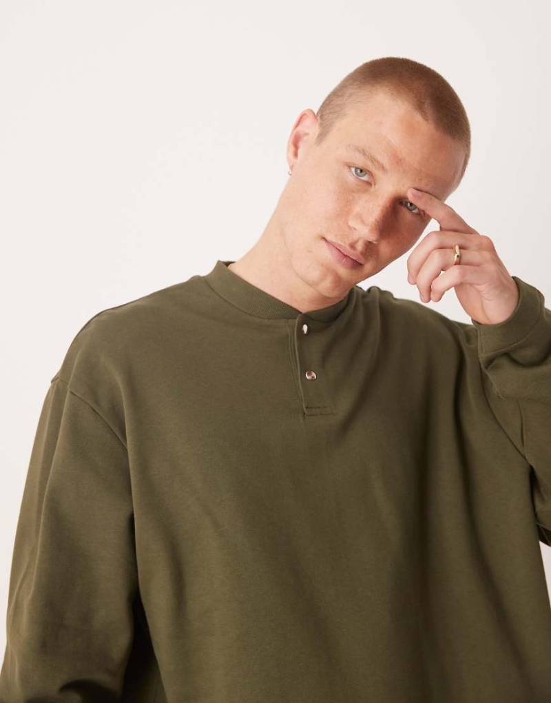 ASOS DESIGN - Oversize-Sweatshirt in Khaki mit geknöpftem Kragen-Grün von ASOS DESIGN