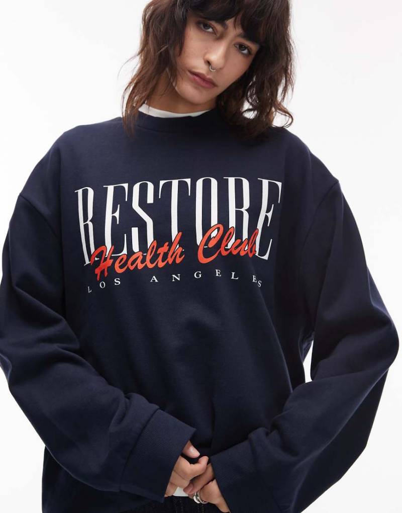 ASOS DESIGN - Oversize-Sweatshirt in Marineblau mit „Restore Health"-Grafikprint von ASOS DESIGN
