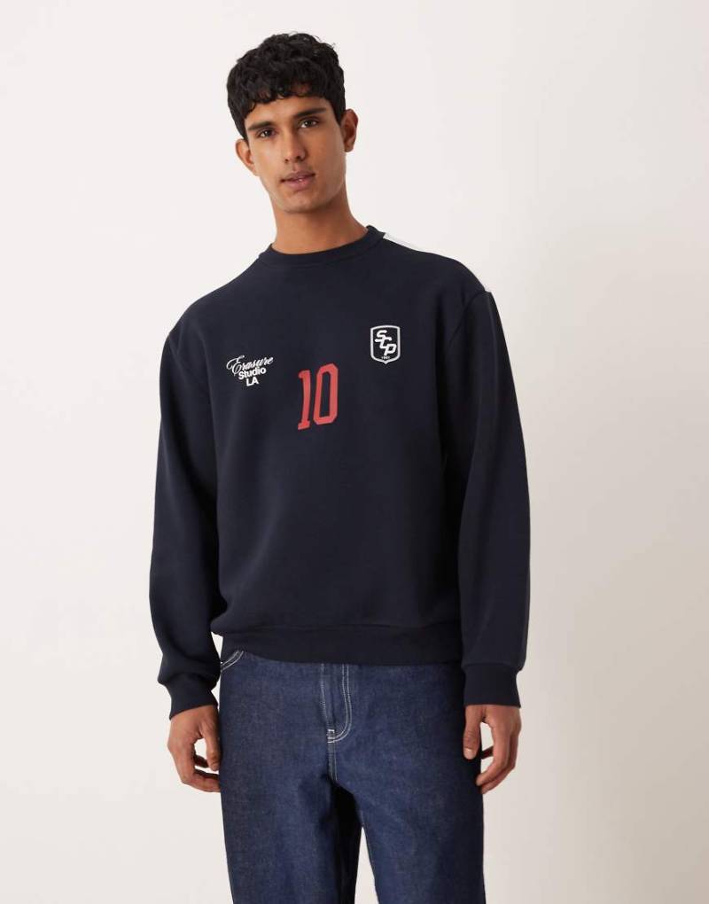 ASOS DESIGN - Oversize-Sweatshirt in Marineblau mit Fußball-Prints von ASOS DESIGN