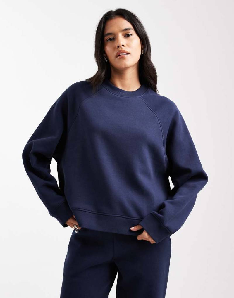 ASOS DESIGN - Oversize-Sweatshirt in Marineblau mit Raglan-Detail und weicher Innenseite von ASOS DESIGN