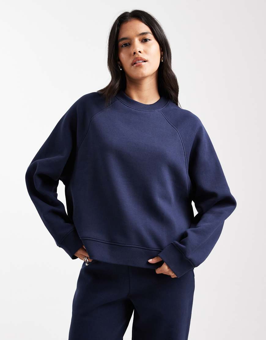 ASOS DESIGN - Oversize-Sweatshirt in Marineblau mit Raglan-Detail und weicher Innenseite von ASOS DESIGN
