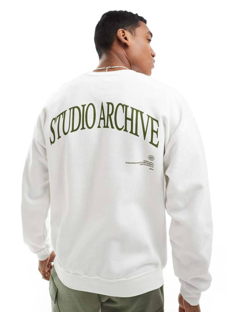 ASOS DESIGN - Oversize-Sweatshirt in Neutral mit Print von ASOS DESIGN