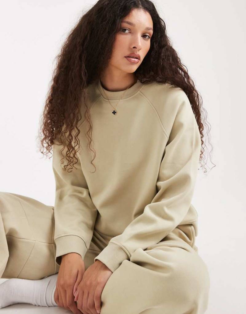 ASOS DESIGN - Oversize-Sweatshirt in Olivgrün mit Raglanärmeln und weicher Innenseite von ASOS DESIGN