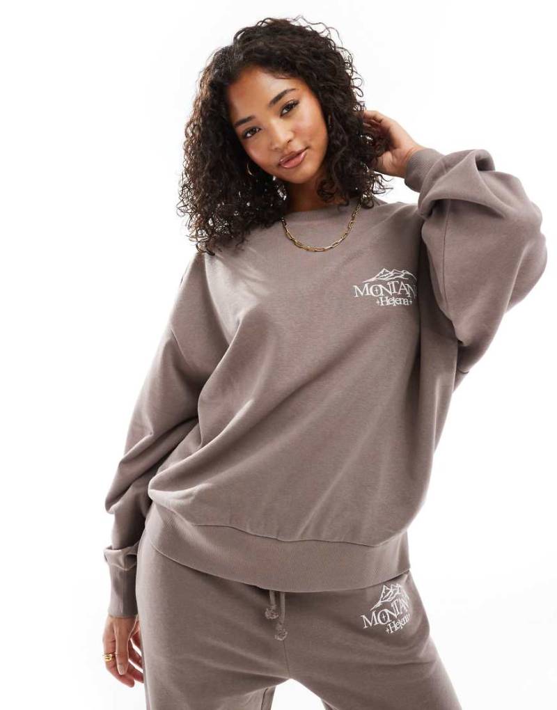 ASOS DESIGN - Oversize-Sweatshirt in Pilzbraun mit aufgestickter „Montana"-Grafik, Kombiteil-Neutral von ASOS DESIGN