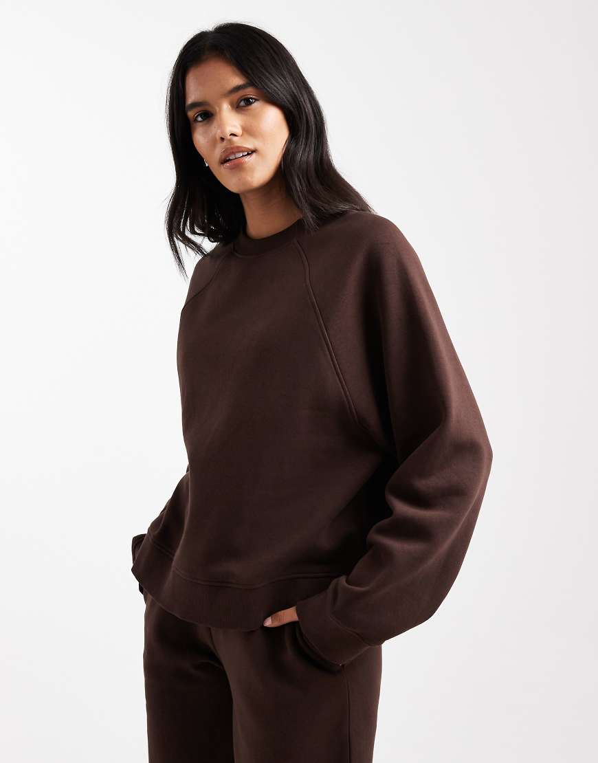 ASOS DESIGN - Oversize-Sweatshirt in Schokobraun mit Raglan-Detail und weicher Innenseite-Brown von ASOS DESIGN