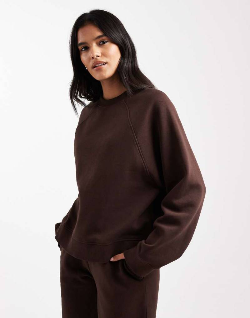 ASOS DESIGN - Oversize-Sweatshirt in Schokobraun mit Raglan-Detail und weicher Innenseite-Brown von ASOS DESIGN