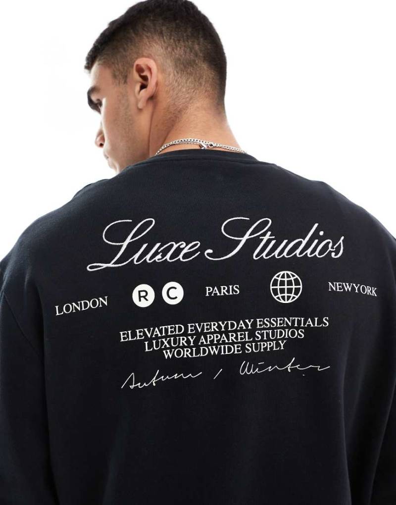 ASOS DESIGN - Kastiges Oversize-Sweatshirt in Schwarz mit „Luxe Studios"-Print von ASOS DESIGN