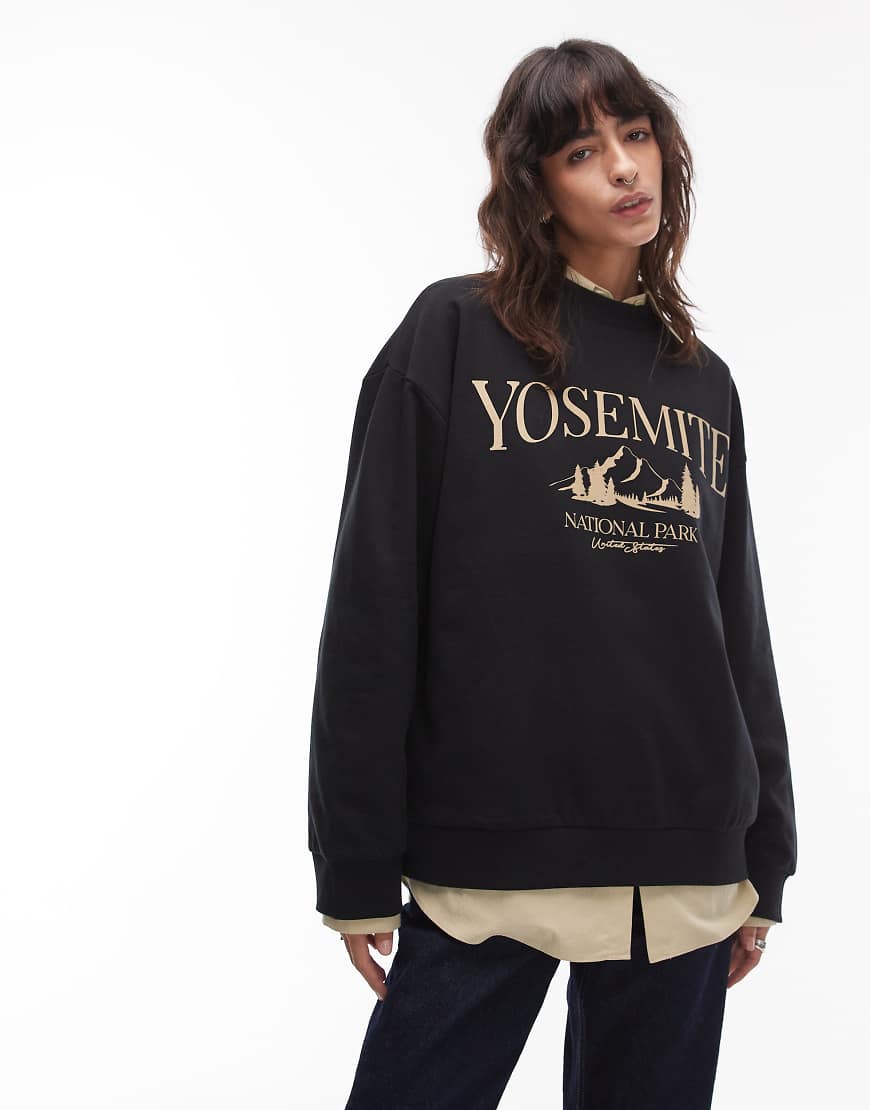 ASOS DESIGN - Oversize-Sweatshirt in Schwarz mit „Yosemite Park"-Schaumprint von ASOS DESIGN