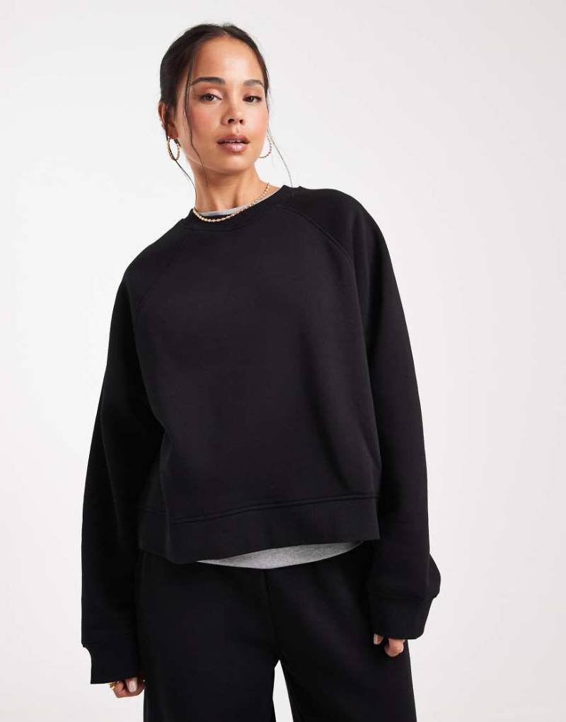 ASOS DESIGN - Oversize-Sweatshirt in Schwarz mit Raglan-Detail und weicher Innenseite von ASOS DESIGN