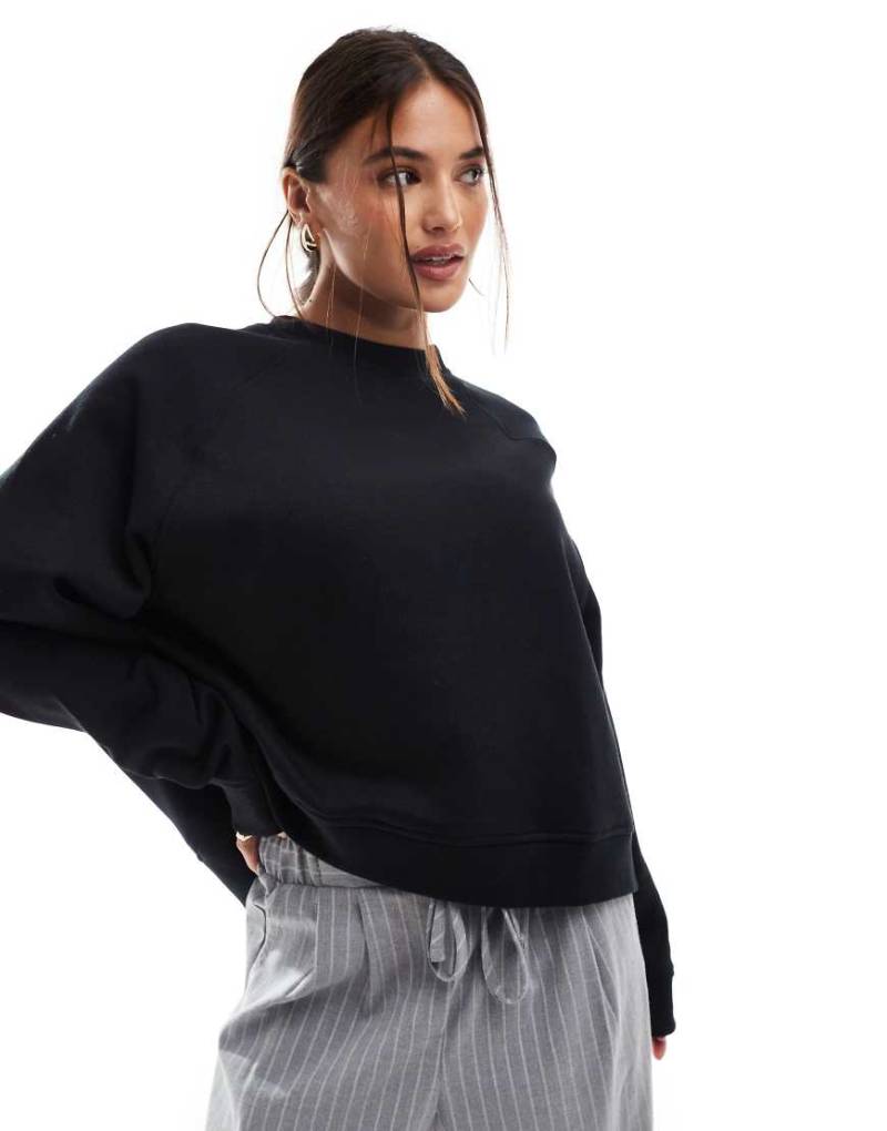 ASOS DESIGN - Oversize-Sweatshirt in Schwarz mit Raglan-Detail von ASOS DESIGN