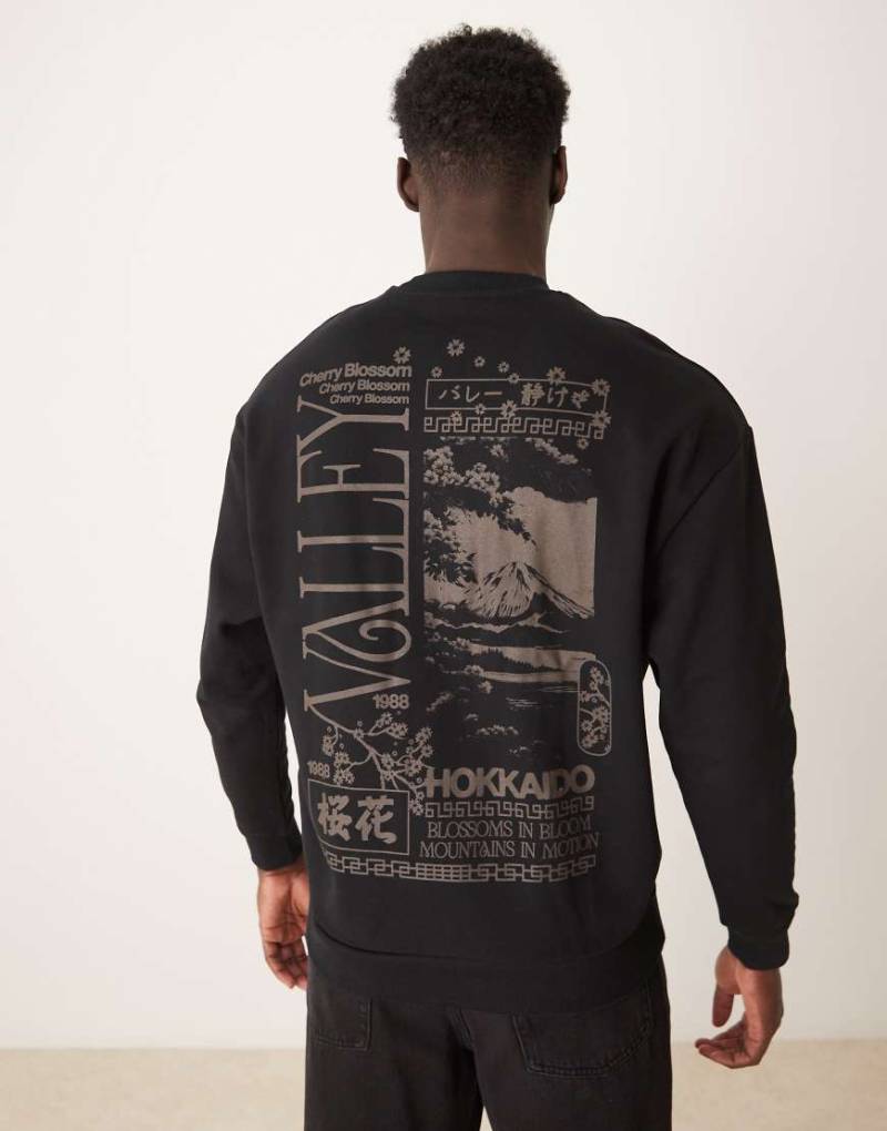 ASOS DESIGN - Sweatshirt in Schwarz mit Rundhalsausschnitt und Print auf Brust und Rücken von ASOS DESIGN
