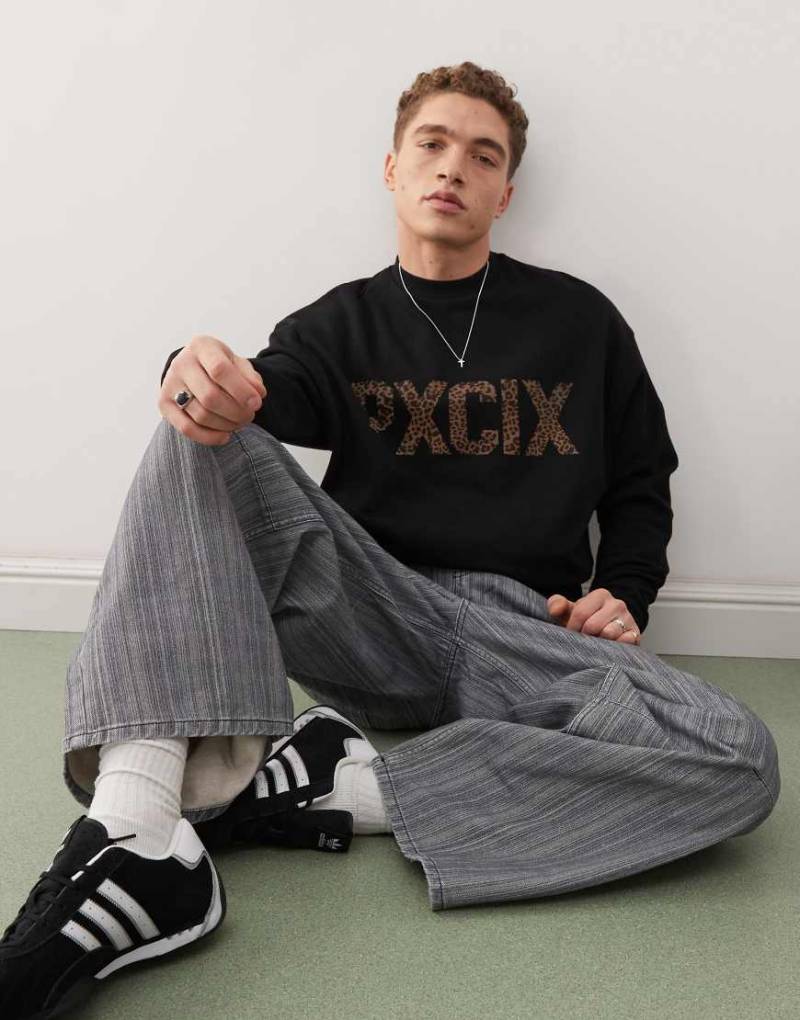 ASOS DESIGN - Oversize-Sweatshirt in Schwarz mit Schriftzug in Gepardenmuster von ASOS DESIGN