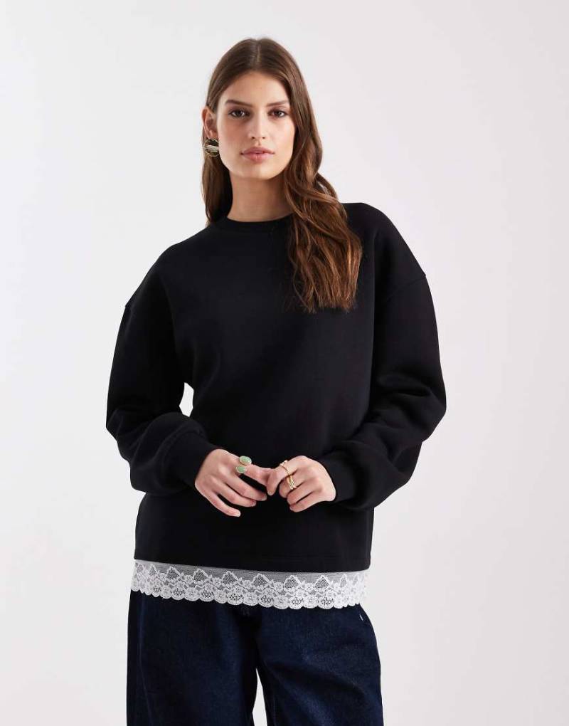 ASOS DESIGN - Oversize-Sweatshirt in Schwarz mit Spitzensaum von ASOS DESIGN