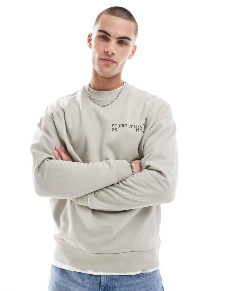 ASOS DESIGN - Oversize-Sweatshirt in Steinbeige mit Print-Silber von ASOS DESIGN