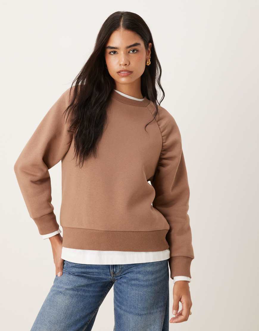 ASOS DESIGN - Oversize-Sweatshirt in Taupe mit Raglanärmeln und Raffung-Neutral von ASOS DESIGN