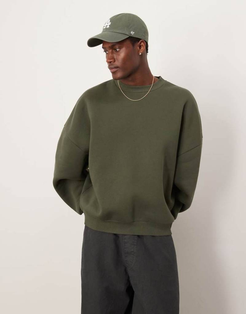 ASOS DESIGN - Oversize-Sweatshirt in dunklem Khaki mit Rundhalsausschnitt und extremer Oversize-Passform-Grün von ASOS DESIGN