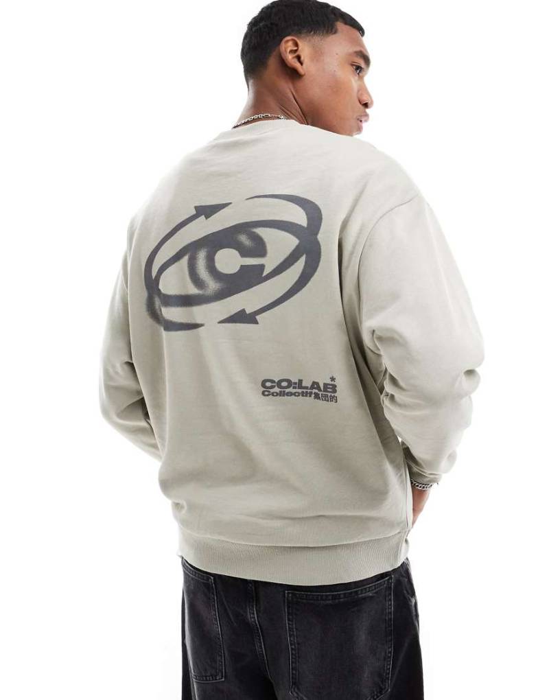 ASOS DESIGN - Oversize-Sweatshirt in gebrochenem Weiß mit Print von ASOS DESIGN