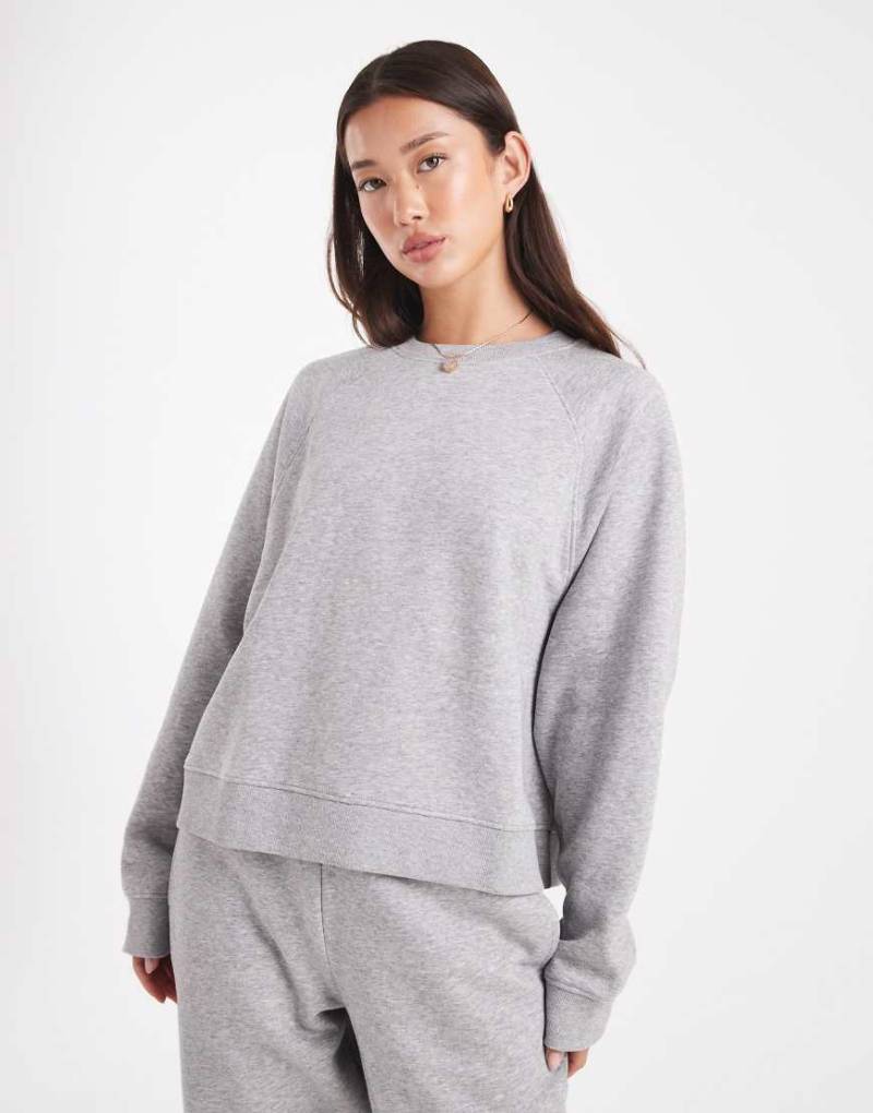 ASOS DESIGN - Oversize-Sweatshirt in grau meliert mit Raglan-Detail und weicher Innenseite von ASOS DESIGN