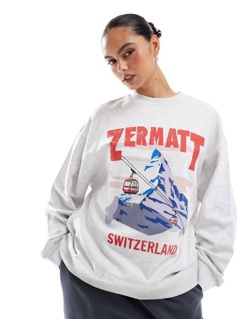 ASOS DESIGN - Oversize-Sweatshirt in meliertem Eisgrau mit „Zermatt"-Print-Weiß von ASOS DESIGN