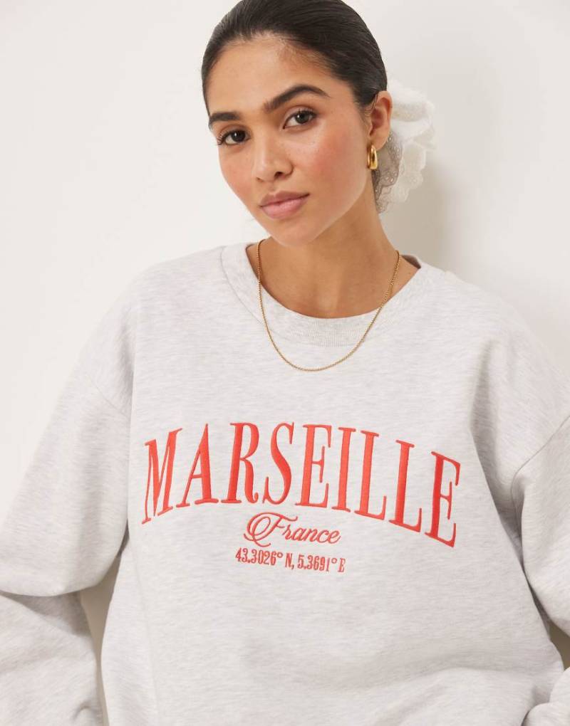 ASOS DESIGN - Oversize-Sweatshirt in meliertem Eisgrau mit besticktem „Marseille"-Print von ASOS DESIGN