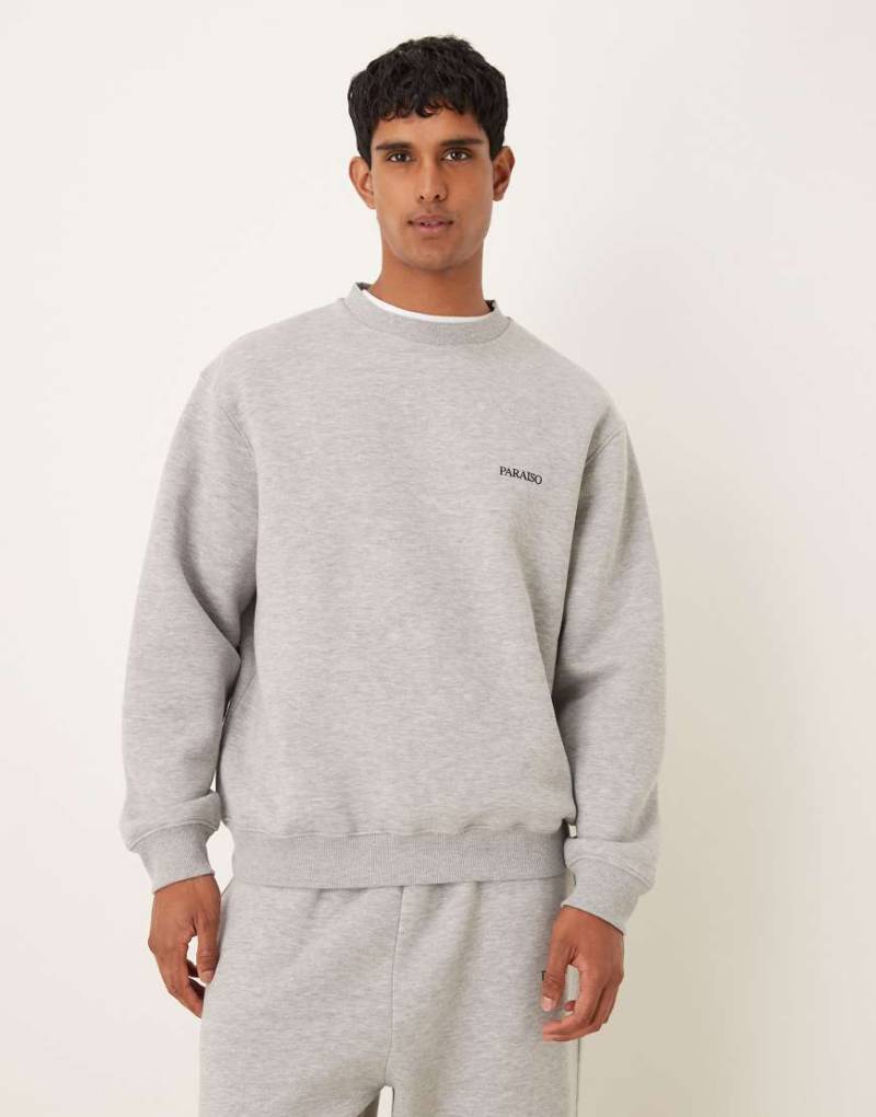 ASOS DESIGN - Relaxed-Fit-Sweatshirt in meliertem Grau mit Brustprint, Kombiteil von ASOS DESIGN
