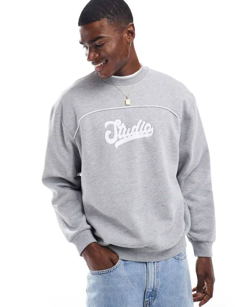 ASOS DESIGN - Oversize-Sweatshirt in meliertem Grau mit Brustprint und Paspelierung von ASOS DESIGN