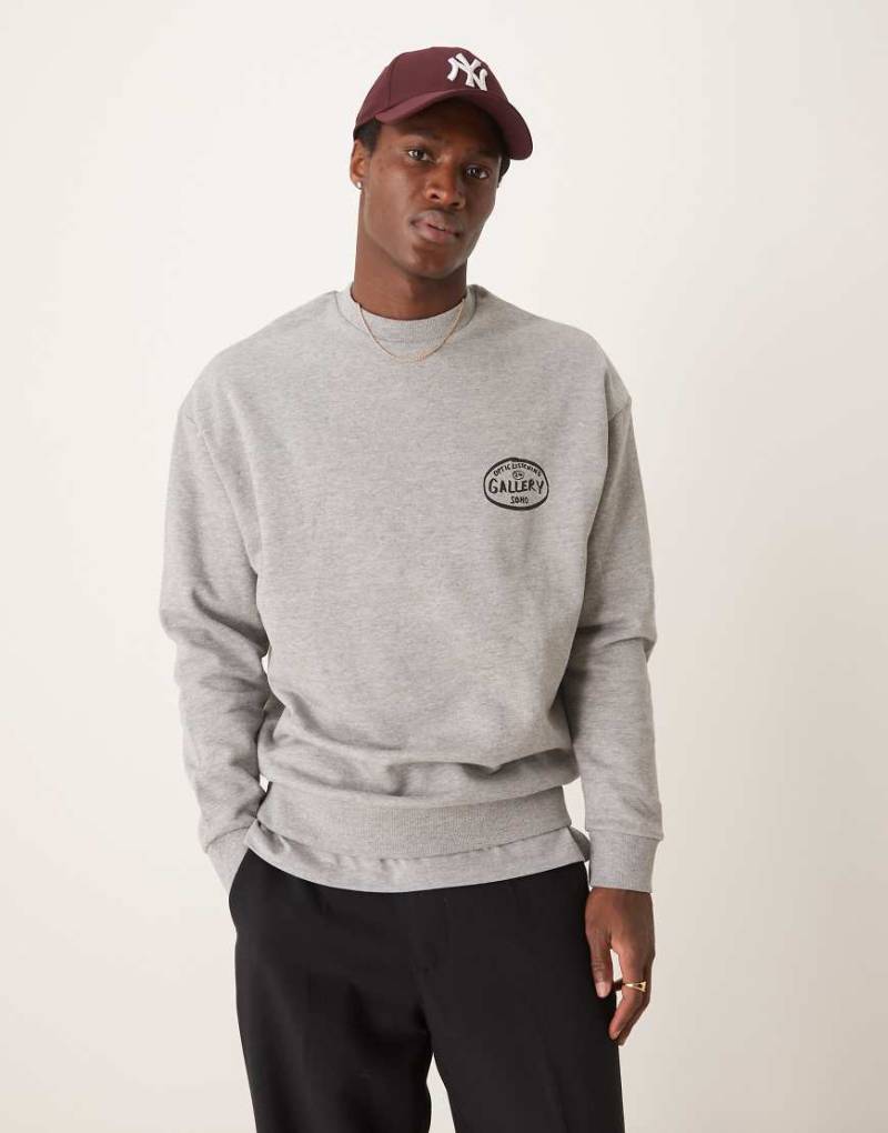 ASOS DESIGN - Oversize-Sweatshirt in meliertem Grau mit Brustprint von ASOS DESIGN
