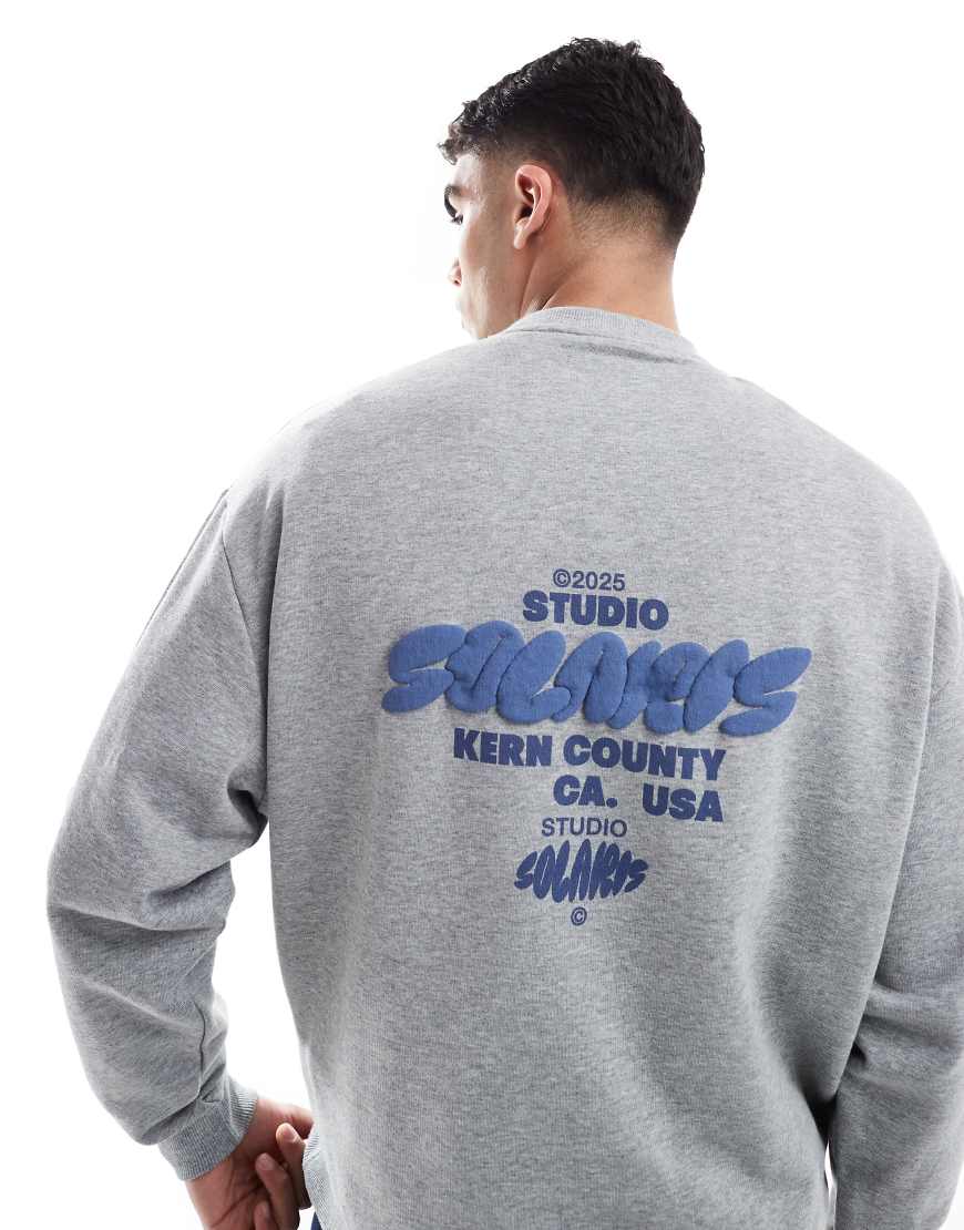 ASOS DESIGN - Sweatshirt in grau meliert mit Schaumprint am Rücken ASOS DESIGN - Sweatshirt in grau meliert mit Schaumprint am Rücken von ASOS DESIGN