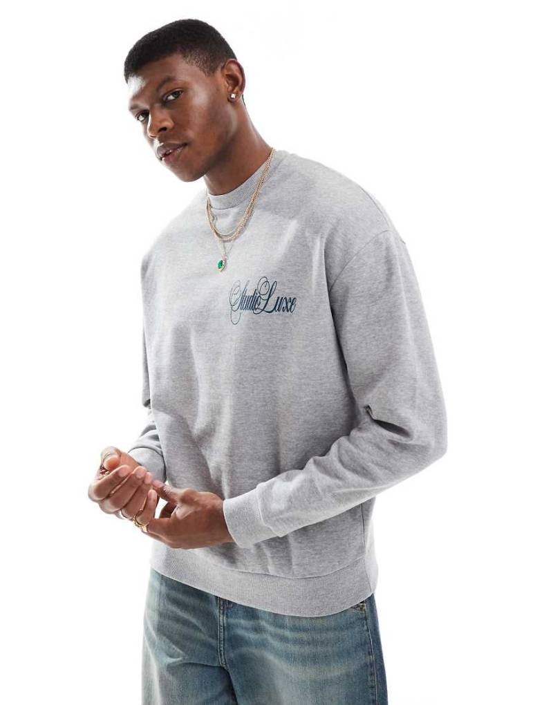ASOS DESIGN - Oversize-Sweatshirt in meliertem Grau mit Print von ASOS DESIGN