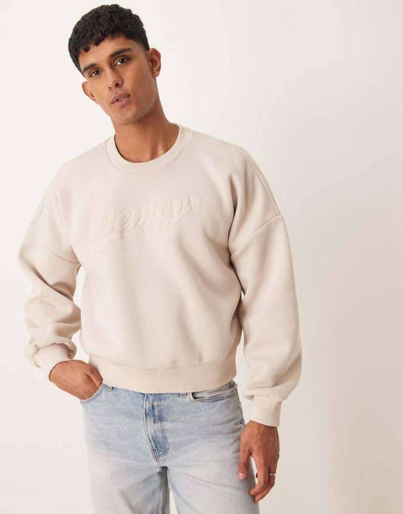 ASOS DESIGN - Oversize-Sweatshirt in meliertem Grau mit kurzem Schnitt, überschnittenen Schultern und Brustprint von ASOS DESIGN